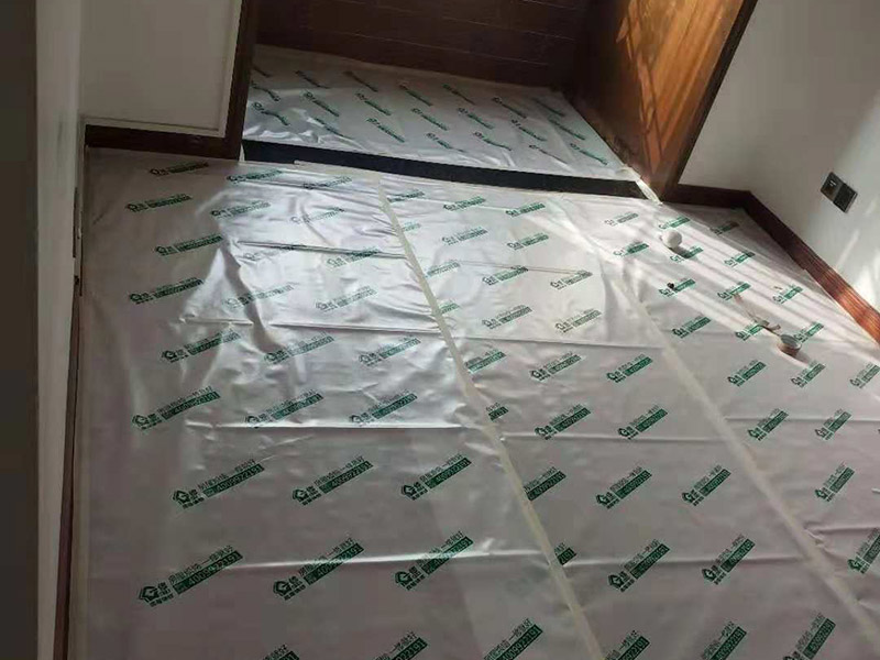 整體家具拆除維修：衣柜：首先，將部分比較簡單直觀的部件進(jìn)行組裝，比如層板、柜門等。然后進(jìn)行柜類的安裝，應(yīng)遵循從上到下，由里及外的順序，將整體的框架安裝固定好，再進(jìn)行局部的組裝。最后在進(jìn)部件組裝的過程中，記得用螺絲將銜接處進(jìn)行固定。 床: 1、一般，床類家具是安裝內(nèi)架、床杠、床屏以及床尾的順序依次組裝的。 2、了解了床的安裝順序，就可以進(jìn)行組裝了。首先將升降腳釘進(jìn)行安裝，接著是床母。 3、其次，在床的排骨架上也需要安裝升降腳。