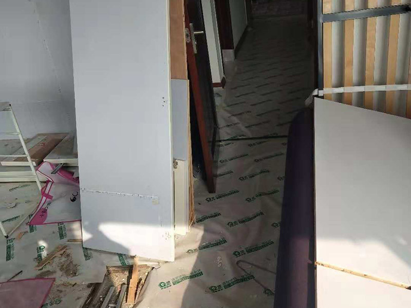 整體家具拆除維修：衣柜：首先，將部分比較簡單直觀的部件進(jìn)行組裝，比如層板、柜門等。然后進(jìn)行柜類的安裝，應(yīng)遵循從上到下，由里及外的順序，將整體的框架安裝固定好，再進(jìn)行局部的組裝。最后在進(jìn)部件組裝的過程中，記得用螺絲將銜接處進(jìn)行固定。 床: 1、一般，床類家具是安裝內(nèi)架、床杠、床屏以及床尾的順序依次組裝的。 2、了解了床的安裝順序，就可以進(jìn)行組裝了。首先將升降腳釘進(jìn)行安裝，接著是床母。 3、其次，在床的排骨架上也需要安裝升降腳。