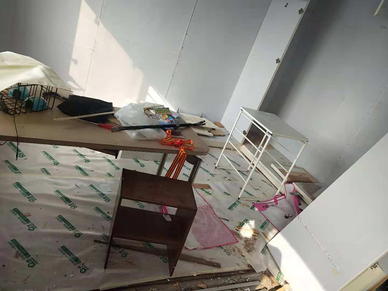 整體家具拆除維修：衣柜：首先，將部分比較簡單直觀的部件進(jìn)行組裝，比如層板、柜門等。然后進(jìn)行柜類的安裝，應(yīng)遵循從上到下，由里及外的順序，將整體的框架安裝固定好，再進(jìn)行局部的組裝。最后在進(jìn)部件組裝的過程中，記得用螺絲將銜接處進(jìn)行固定。 床: 1、一般，床類家具是安裝內(nèi)架、床杠、床屏以及床尾的順序依次組裝的。 2、了解了床的安裝順序，就可以進(jìn)行組裝了。首先將升降腳釘進(jìn)行安裝，接著是床母。 3、其次，在床的排骨架上也需要安裝升降腳。