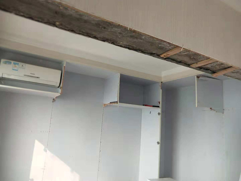 整體家具拆除維修：衣柜：首先，將部分比較簡單直觀的部件進(jìn)行組裝，比如層板、柜門等。然后進(jìn)行柜類的安裝，應(yīng)遵循從上到下，由里及外的順序，將整體的框架安裝固定好，再進(jìn)行局部的組裝。最后在進(jìn)部件組裝的過程中，記得用螺絲將銜接處進(jìn)行固定。 床: 1、一般，床類家具是安裝內(nèi)架、床杠、床屏以及床尾的順序依次組裝的。 2、了解了床的安裝順序，就可以進(jìn)行組裝了。首先將升降腳釘進(jìn)行安裝，接著是床母。 3、其次，在床的排骨架上也需要安裝升降腳。
