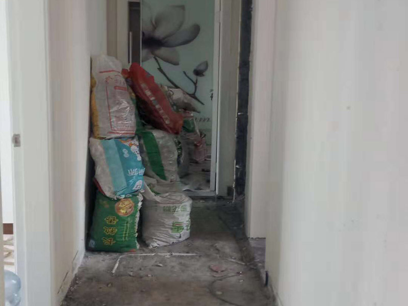 整體裝修拆除：主體拆改就是先改變空間格局框架，然后在搭建好的框架上做水電、吊頂?shù)软椖俊Ｖ饕獌?nèi)容包括拆墻、砌墻、鏟墻皮、拆暖氣、換塑鋼窗等等。如果是二手房進行主體拆改，那么還要做水電改造，空調(diào)移機之類的步驟，方便后期墻面涂刷。 1、設(shè)計圖紙。在進行拆改之前先要設(shè)計好圖紙，根據(jù)業(yè)主的需求，將空間重新劃分。若是沒有圖紙的指導(dǎo)就直接拆改，萬一拆改錯了，那么就是費工又廢料。 2、原主體材料的留去。原有的裝修材料能用的就留下來，例如墻面處理時原來的膩子是防水膩子，就不用鏟了。 3、墻體拆改。按照裝修圖紙的指示進行拆墻、砌新墻。 4、地面拆改要拆掉地皮，墻面裝修要拆掉暖氣，門窗也要更換。 5、清理垃圾。拆除工程會產(chǎn)生大量的垃圾，如不及時清理會耽誤拆除進程。