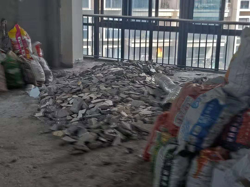 整體裝修拆除：主體拆改就是先改變空間格局框架，然后在搭建好的框架上做水電、吊頂?shù)软椖俊Ｖ饕獌?nèi)容包括拆墻、砌墻、鏟墻皮、拆暖氣、換塑鋼窗等等。如果是二手房進行主體拆改，那么還要做水電改造，空調(diào)移機之類的步驟，方便后期墻面涂刷。 1、設(shè)計圖紙。在進行拆改之前先要設(shè)計好圖紙，根據(jù)業(yè)主的需求，將空間重新劃分。若是沒有圖紙的指導(dǎo)就直接拆改，萬一拆改錯了，那么就是費工又廢料。 2、原主體材料的留去。原有的裝修材料能用的就留下來，例如墻面處理時原來的膩子是防水膩子，就不用鏟了。 3、墻體拆改。按照裝修圖紙的指示進行拆墻、砌新墻。 4、地面拆改要拆掉地皮，墻面裝修要拆掉暖氣，門窗也要更換。 5、清理垃圾。拆除工程會產(chǎn)生大量的垃圾，如不及時清理會耽誤拆除進程。
