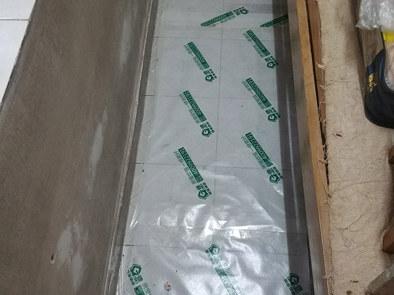 地面保護維修：房屋裝修、建筑裝修的整個過程都是非常漫長的，并非一兩天就能完工的，其中涉及的環(huán)節(jié)也很多。在裝修施工的過程中，裝修工人們會不斷進進出出，而且還會攜帶一些水泥漿等泥土，甚至是油漆或者被堅利物刮花，如果不采取地面保護措施，這樣對地面會造成很大的影響。 地板保護膜能夠在近年來的迅速興起，它的保護作用是不可忽視的。它是采用環(huán)保pvc和工業(yè)用針織棉制作而成，有雙重作用。pvc具備防滑、防水、防油漆甚至防火阻燃的功能，結合針織棉能夠防潮吸沙塵、對從高處掉下的東西起到一個緩沖減震的作用。 使用了裝飾地板保護膜，可以有效防止地面瓷磚，大理石，木地板被損傷刮花。