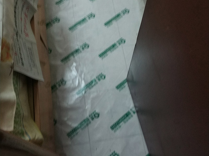 地面保護維修：房屋裝修、建筑裝修的整個過程都是非常漫長的，并非一兩天就能完工的，其中涉及的環(huán)節(jié)也很多。在裝修施工的過程中，裝修工人們會不斷進進出出，而且還會攜帶一些水泥漿等泥土，甚至是油漆或者被堅利物刮花，如果不采取地面保護措施，這樣對地面會造成很大的影響。 地板保護膜能夠在近年來的迅速興起，它的保護作用是不可忽視的。它是采用環(huán)保pvc和工業(yè)用針織棉制作而成，有雙重作用。pvc具備防滑、防水、防油漆甚至防火阻燃的功能，結合針織棉能夠防潮吸沙塵、對從高處掉下的東西起到一個緩沖減震的作用。 使用了裝飾地板保護膜，可以有效防止地面瓷磚，大理石，木地板被損傷刮花。
