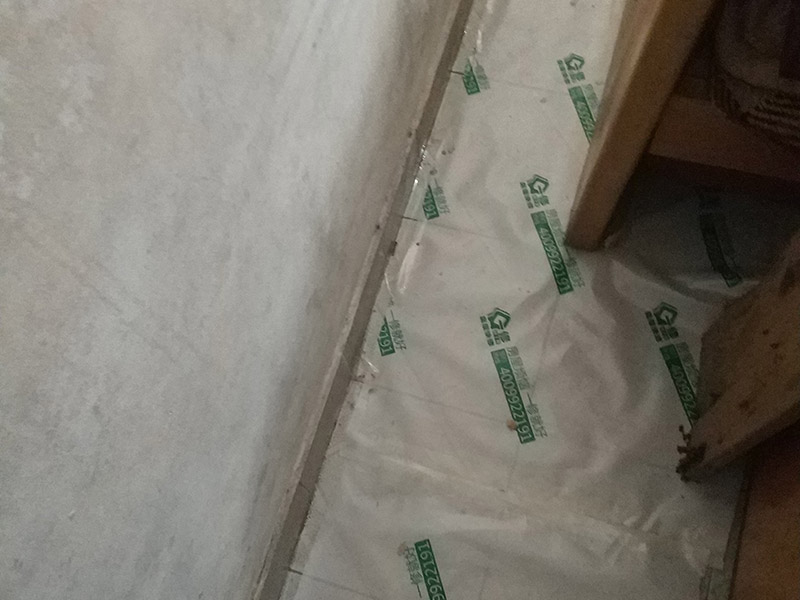 地面保護維修：房屋裝修、建筑裝修的整個過程都是非常漫長的，并非一兩天就能完工的，其中涉及的環(huán)節(jié)也很多。在裝修施工的過程中，裝修工人們會不斷進進出出，而且還會攜帶一些水泥漿等泥土，甚至是油漆或者被堅利物刮花，如果不采取地面保護措施，這樣對地面會造成很大的影響。 地板保護膜能夠在近年來的迅速興起，它的保護作用是不可忽視的。它是采用環(huán)保pvc和工業(yè)用針織棉制作而成，有雙重作用。pvc具備防滑、防水、防油漆甚至防火阻燃的功能，結合針織棉能夠防潮吸沙塵、對從高處掉下的東西起到一個緩沖減震的作用。 使用了裝飾地板保護膜，可以有效防止地面瓷磚，大理石，木地板被損傷刮花。