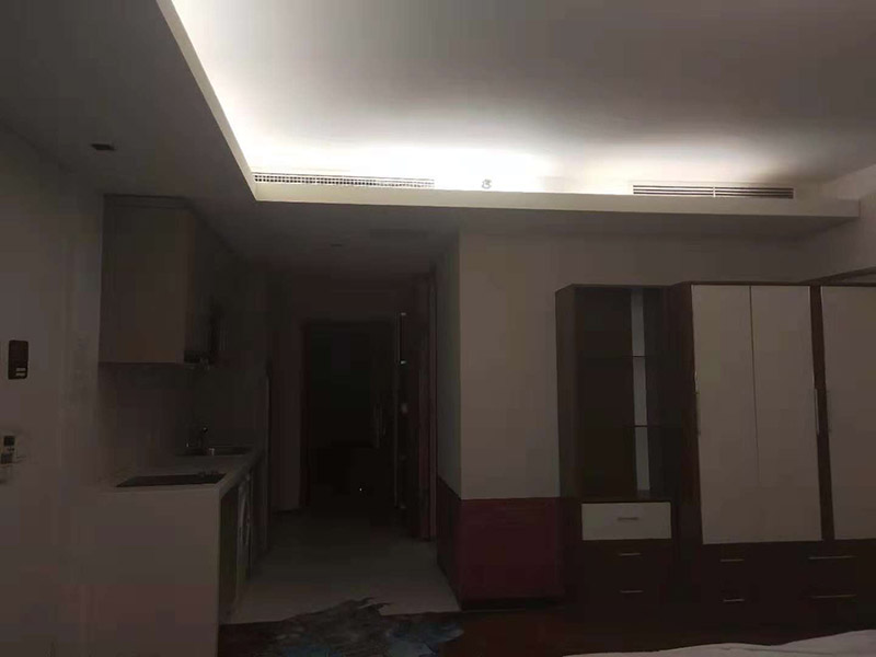 公寓局部裝修：1、公寓面積較小，適合1到2人居住，不需要設(shè)計過多的功能房。為保證主人生活方便，保證臥室、客廳、衛(wèi)浴、廚房基本功能性空間的存在，其他區(qū)域則可以根據(jù)剩余空間的大小以及自己的需求來設(shè)計。 2、室內(nèi)空間狹小，因此在裝飾時應(yīng)盡量選用淺淡的色調(diào)，白色、黃色等淺色調(diào)可以讓室內(nèi)空間有變大的效果，而且還可采用具有通透性或玻璃材質(zhì)的家具和桌椅等，讓空間變得明亮又寬敞。 3、在公寓裝修時，應(yīng)盡量避免采用硬質(zhì)的隔斷，最好采取軟隔斷的方式來對空間進行分隔，可以采用隔斷柜、屏風、家具等物品進行隔斷，這樣會讓室內(nèi)的采光和通風變得更好。