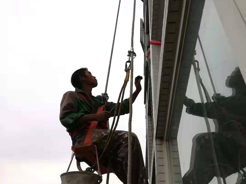 高空外墻翻新：1、清理墻面 外墻翻新前一定要做墻面基底處理，粉化嚴(yán)重的要全部鏟除，鏟除后抹上一層白水泥。對(duì)于過(guò)于光滑、刷過(guò)油漆的還要做打磨處理，把粘結(jié)不牢的表皮去掉，便于新涂料和墻體粘結(jié)。 2、涂刷底漆 墻面底漆的作用是抗堿防潮、封固基材、保護(hù)面漆，提高面漆的質(zhì)感和遮蓋力。對(duì)于老房的外墻翻新，墻面一定要做底漆，如果沒(méi)有刷底漆就直接上面漆的話，時(shí)間一長(zhǎng)墻面容易起泡、發(fā)霉，太陽(yáng)照曬時(shí)間長(zhǎng)了也容易變色。 3、大面積修補(bǔ) 已經(jīng)上好面漆的墻面要修補(bǔ)會(huì)比較麻煩，容易產(chǎn)生色差，材料的使用時(shí)間不同，質(zhì)量也難以保證，很難達(dá)到理想效果。所以墻面的修補(bǔ)好是整塊墻面，或是盡可能地選擇較大面積進(jìn)行修補(bǔ)，這樣可以盡量避免產(chǎn)生色差，修補(bǔ)后的質(zhì)量也更好。 4、防色差 墻面色差是修補(bǔ)墻面時(shí)需要盡量避免的。為此，應(yīng)該注意按照油漆桶的說(shuō)明配比、涂刷，好估算好用量。一次準(zhǔn)備足夠的量，這樣能保證墻面顏色一致，也能避免用量不足重新調(diào)配出來(lái)的顏色有差異。