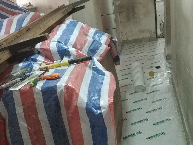 家具地面保護：房屋裝修、建筑裝修的整個過程都是非常漫長的，并非一兩天就能完工的，其中涉及的環(huán)節(jié)也很多。在裝修施工的過程中，裝修工人們會不斷進進出出，而且還會攜帶一些水泥漿等泥土，甚至是油漆或者被堅利物刮花，如果不采取地面保護措施，這樣對地面會造成很大的影響。 地板保護膜能夠在近年來的迅速興起，它的保護作用是不可忽視的。它是采用環(huán)保pvc和工業(yè)用針織棉制作而成，有雙重作用。pvc具備防滑、防水、防油漆甚至防火阻燃的功能，結合針織棉能夠防潮吸沙塵、對從高處掉下的東西起到一個緩沖減震的作用。 