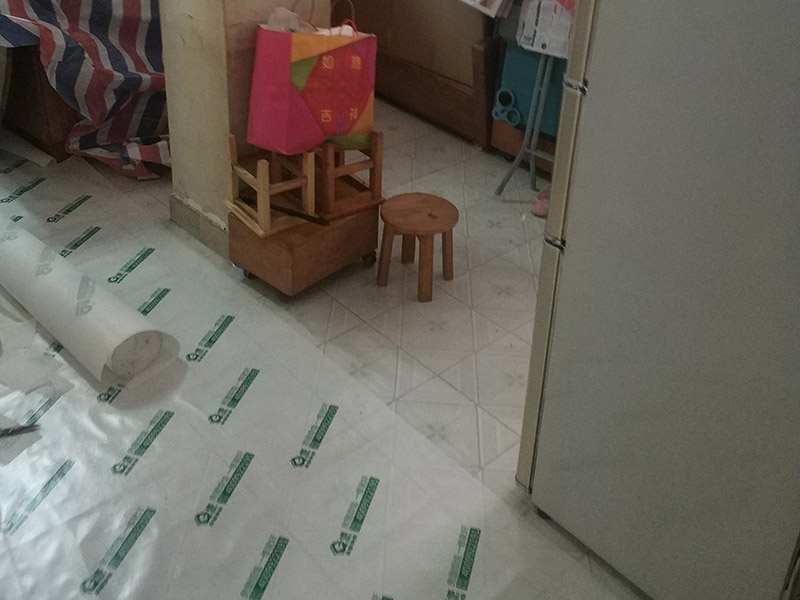 家具地面保護：房屋裝修、建筑裝修的整個過程都是非常漫長的，并非一兩天就能完工的，其中涉及的環(huán)節(jié)也很多。在裝修施工的過程中，裝修工人們會不斷進進出出，而且還會攜帶一些水泥漿等泥土，甚至是油漆或者被堅利物刮花，如果不采取地面保護措施，這樣對地面會造成很大的影響。 地板保護膜能夠在近年來的迅速興起，它的保護作用是不可忽視的。它是采用環(huán)保pvc和工業(yè)用針織棉制作而成，有雙重作用。pvc具備防滑、防水、防油漆甚至防火阻燃的功能，結合針織棉能夠防潮吸沙塵、對從高處掉下的東西起到一個緩沖減震的作用。 