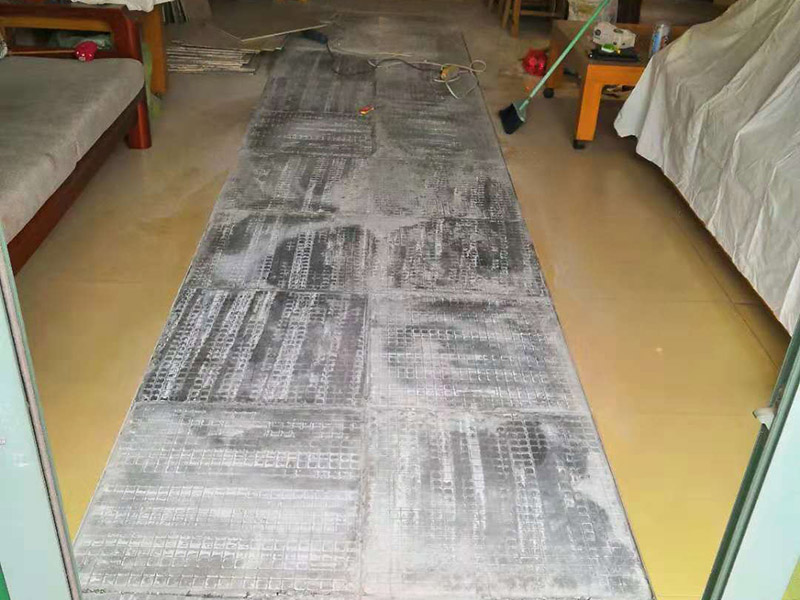 局部瓷磚拆除：衛(wèi)浴用具拆除后可以對墻面瓷磚進行拆卸。拆卸一般是從墻體的下方往上方敲，從瓷磚的邊緣往里面敲，還需要根據(jù)拆卸的位置選擇適當(dāng)?shù)那么u力度。 敲磚是從墻體下方開始敲，從每塊瓷磚的邊緣開始敲。如果先敲上面的瓷磚，地面堆積瓷磚較多，擋住墻體下面的瓷磚，不利于拆卸。 另外，敲磚過程中，要不是對地面的瓷磚進行清理，以免瓷磚過多堆積，減慢施工進度以及造成施工意外。 由于二手房的衛(wèi)浴在之前是做了一次防水的，因此在敲磚時必須注意防水層的處理，與屋主溝通好，防水層是否打掉。舊的防水層一般都不打掉，在敲磚后，在原有的防水層上面，再薄薄做一層防水，以提高衛(wèi)浴的防水能力。但如果屋主需要把防水敲掉重新再做。則敲磚需要打到批土層或打到見底。 敲插座和龍頭附近的瓷磚時，要慢慢敲，小心摸清電線和水管的走向，以防損壞電線和水管。如果電線或水管已經(jīng)損壞了，要及時進行修補處理，以免留下更多后續(xù)工程。