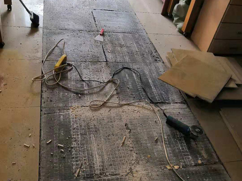 局部瓷磚拆除：衛(wèi)浴用具拆除后可以對墻面瓷磚進行拆卸。拆卸一般是從墻體的下方往上方敲，從瓷磚的邊緣往里面敲，還需要根據(jù)拆卸的位置選擇適當(dāng)?shù)那么u力度。 敲磚是從墻體下方開始敲，從每塊瓷磚的邊緣開始敲。如果先敲上面的瓷磚，地面堆積瓷磚較多，擋住墻體下面的瓷磚，不利于拆卸。 另外，敲磚過程中，要不是對地面的瓷磚進行清理，以免瓷磚過多堆積，減慢施工進度以及造成施工意外。 由于二手房的衛(wèi)浴在之前是做了一次防水的，因此在敲磚時必須注意防水層的處理，與屋主溝通好，防水層是否打掉。舊的防水層一般都不打掉，在敲磚后，在原有的防水層上面，再薄薄做一層防水，以提高衛(wèi)浴的防水能力。但如果屋主需要把防水敲掉重新再做。則敲磚需要打到批土層或打到見底。 敲插座和龍頭附近的瓷磚時，要慢慢敲，小心摸清電線和水管的走向，以防損壞電線和水管。如果電線或水管已經(jīng)損壞了，要及時進行修補處理，以免留下更多后續(xù)工程。