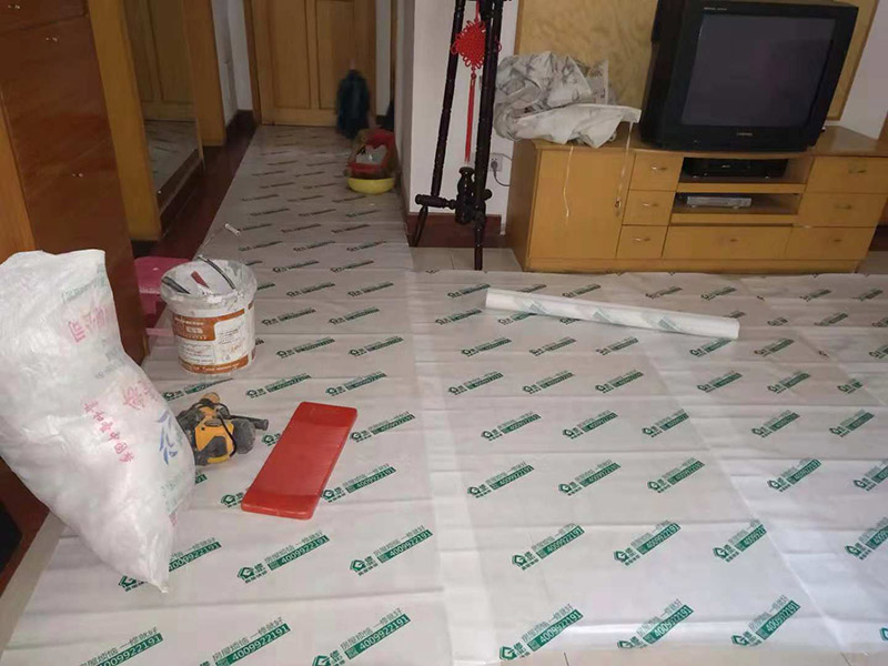 局部改造維修：1、現(xiàn)在的電線鋪設(shè)一般都是暗線，藏在墻體、地板地下、天花板上，所以，一旦誤入電線鋪設(shè)誤區(qū)將是欲改難改，不該則留下麻煩遺憾。因此，我們在電線鋪設(shè)錢一定要做好規(guī)劃，防止誤入以下的幾個誤區(qū)。 2、不僅是以前的房子，現(xiàn)在還有很多房子同樣存在一個情況，就是家里只有一個回路，一旦任何線路短路，整個房間的用電會陷入癱瘓。 3、我們在鋪設(shè)點顯時，根據(jù)使用面積，照明回路可選擇兩路或三路，電源插座三至四路。廚房和衛(wèi)生間各走一路線，空調(diào)回路兩至三路，一個空調(diào)回路帶兩部空調(diào)差不多。這樣當其中一個回路出現(xiàn)故障時，其他回路仍可正常供電，不會給正常生活帶來過多影響。 4、電路改造中經(jīng)?？吹?ldquo;電線的顏色沒有什么具體的要求，只要火線、零線、地線的顏色分開就行了”這種電線顏色隨意使用的情況，在日后的使用和維修過程中就會存在安全隱患。如電路改造時為了圖方便和省材料，以藍線做火線和零線，日后維修，維修師傅不易找出火線和零線，為維修帶來不便，且易造成施工安全事故。