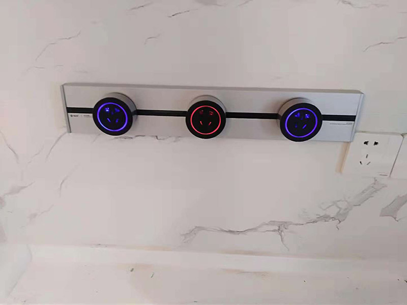 插座安裝：插座安裝前，是一定要將它們的數(shù)量和位置規(guī)劃好的，不然在安裝的時候就一頭霧水，很難安裝準(zhǔn)確，不僅雜亂，還易觸電。也許你會說少安裝一些就好了，可以家中的電器都是一直在增加的，很容易出現(xiàn)不夠用的情況。 插座安裝前一定要將屋子里的電源都關(guān)掉，直接將電源閘門關(guān)上就好，在不通電的狀態(tài)下安裝插座才不會有危險。將導(dǎo)線皮剝開一般分為藍色零線、黃色地線和紅色火線三種，如果導(dǎo)線種只有一根黃色地線的話，另兩根為別的顏色無法分辨的話，這時候就要將電源打開用電筆測試了，會讓電筆發(fā)亮的是火線。 然后將這些導(dǎo)線連接到插座上相應(yīng)的接點固定好，即L-火，N-零，剩下那個就是連接地線。最后把插座用螺絲固定在暗裝膠合上，以及插座配件按上就完成了。