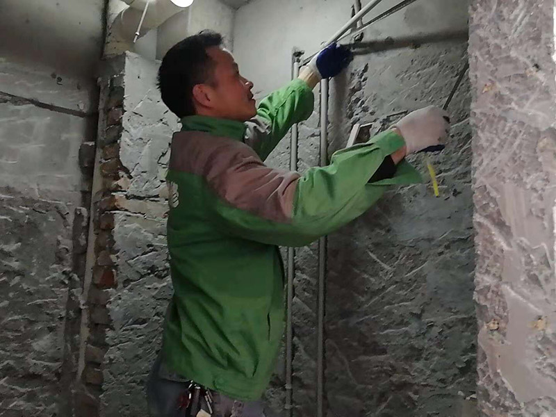 水管線路改造：首先，確定管道的走向和高度。然后用墨盒在墻面和地面彈出墨線。接下來用云石機(jī)開槽。最好是左手拿礦泉水瓶灑水，右手拿云石機(jī)開槽。這樣避免灰塵很多。第三步，用沖擊鉆剔槽。要剔的干凈平整，這樣有利于放管材。第四步，根據(jù)需要裁剪出各種長度的管材，待用。熱熔機(jī)加熱，綠燈變成紅燈時(shí)把管材放進(jìn)去連接。第五步，放管，安裝管卡。15mm冷水管間隔應(yīng)小于0.6m，熱水管為0.25米。20mm冷水管應(yīng)小于0.6米，熱水管應(yīng)小于0.3米。第六步，用料漿填槽抹平即可。