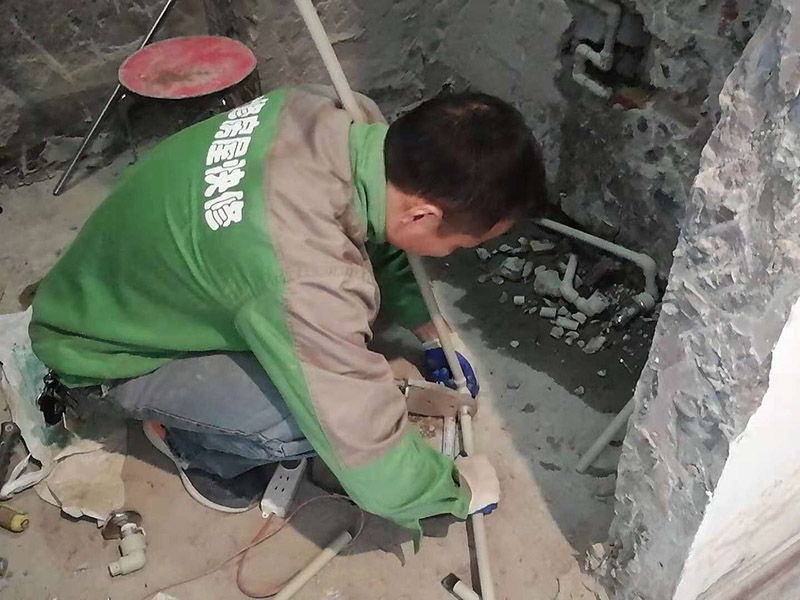 水管線路改造：首先，確定管道的走向和高度。然后用墨盒在墻面和地面彈出墨線。接下來用云石機(jī)開槽。最好是左手拿礦泉水瓶灑水，右手拿云石機(jī)開槽。這樣避免灰塵很多。第三步，用沖擊鉆剔槽。要剔的干凈平整，這樣有利于放管材。第四步，根據(jù)需要裁剪出各種長度的管材，待用。熱熔機(jī)加熱，綠燈變成紅燈時(shí)把管材放進(jìn)去連接。第五步，放管，安裝管卡。15mm冷水管間隔應(yīng)小于0.6m，熱水管為0.25米。20mm冷水管應(yīng)小于0.6米，熱水管應(yīng)小于0.3米。第六步，用料漿填槽抹平即可。