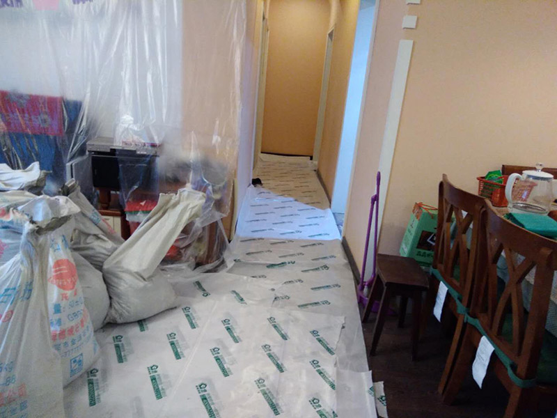 廁所下半部分拆除：首先,指揮一般裝修衛(wèi)生間墻磚拆遷,電線和燈具,避免后期對電器造成傷害,電路漏電,觸電,再用廁所外的插座安裝輔助用品最近,切忌使用衛(wèi)生間插座。廁所呈現(xiàn)第二,然后衛(wèi)生間的衛(wèi)浴裝修拆除。在浴室墻磚之前它將水槽,馬桶,淋浴頭。浴缸、鉤子、內(nèi)閣和供應(yīng),掃清道路。三,先拆除天花板,如果刪除第一個(gè)衛(wèi)生間墻面,可以導(dǎo)致天花板突然下降,導(dǎo)致健康工人的健康風(fēng)險(xiǎn)。終于開始衛(wèi)生間墻壁拆遷,從下到上拆除。