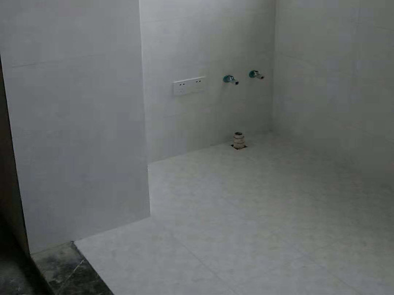 馬桶衛(wèi)浴五金安裝：浴室整體安裝先后順序：首先衛(wèi)浴潔具安裝前應(yīng)該先布局水電安裝—貼浴室墻磚—然后浴室吊頂（要安裝浴霸的童鞋需要預(yù)留通風(fēng)口或者同時(shí)安裝浴霸）—鋪設(shè)浴室地磚（此時(shí)要考慮其他潔具的進(jìn)水口跟出水口預(yù)留，還有如果考慮安裝蹲便器需要同時(shí)安裝）—安裝三角閥（三角閥的作用是方便日后衛(wèi)浴維修跟控制水流）—然后可以依次安裝馬桶、洗面盆或者浴室柜、浴盆浴缸等—然后才是安裝燈具、插座、跟鏡子—其他五金配件（如安裝毛巾環(huán)、安裝毛巾架等）。