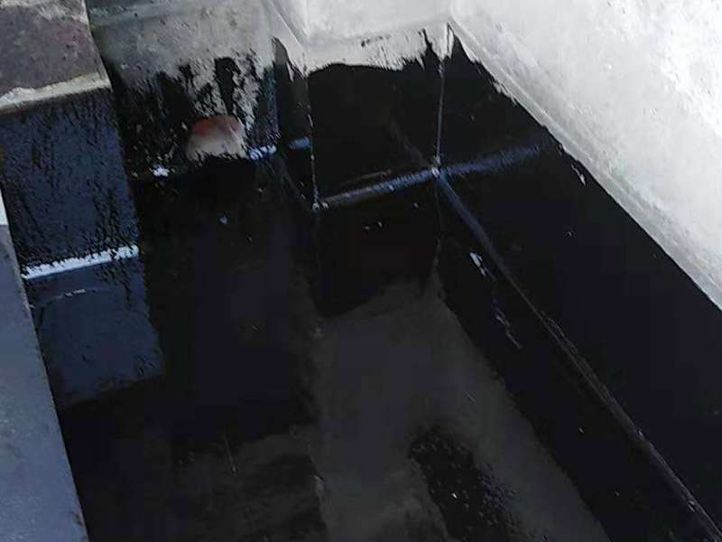 屋頂鋪設(shè)防水卷材：清理基層——涂刷基層處理劑——鋪貼卷材附加層(細(xì)部處理)——熱熔鋪貼大面防水卷材——熱熔封邊——蓄水試驗(yàn)——保護(hù)層施工——質(zhì)量驗(yàn)收。 1) 在鋪設(shè)前基材處理劑需均勻涂刷需要鋪設(shè)的所有屋面； 2) 將準(zhǔn)備好的改性瀝青防水卷材鋪設(shè)在屋頂?shù)谋砻妫唧w的尺寸根據(jù)實(shí)際的應(yīng)用要求； 3) 防水膜安裝應(yīng)采用氣缸式丙烷烤燈，剪裁應(yīng)使用專業(yè)的切割工具。 4) 一切準(zhǔn)備完成后將卷材放置在正確的位置，然后將其重新卷好，注意不要改變鋪設(shè)方向。 5) 點(diǎn)燃烤燈后對(duì)防水卷材與屋面的交接處進(jìn)行高溫處理，邊加熱邊滾動(dòng)卷材，使用滾輪對(duì)卷材進(jìn)行碾壓，確保防水卷材與屋面完全粘合。 6) 重復(fù)操作直到卷材的整個(gè)長(zhǎng)度牢固地粘合到表面上，鋪設(shè)完成后使用烤燈及剪裁工具對(duì)防水卷材進(jìn)行熱熔封邊，確保沒(méi)有開(kāi)縫的地方。 7) 最后將使用烤燈卷材末端固定在側(cè)墻上，要確保防水卷材不會(huì)受到任何損壞，同時(shí)也可以借助其他零件對(duì)卷材末端進(jìn)行加固。 8) 暴露在地面以外的卷材區(qū)域應(yīng)用適當(dāng)?shù)姆浪暹M(jìn)行保護(hù)。 9) 施工完成后須經(jīng)過(guò)24小時(shí)才能進(jìn)行檢測(cè)。