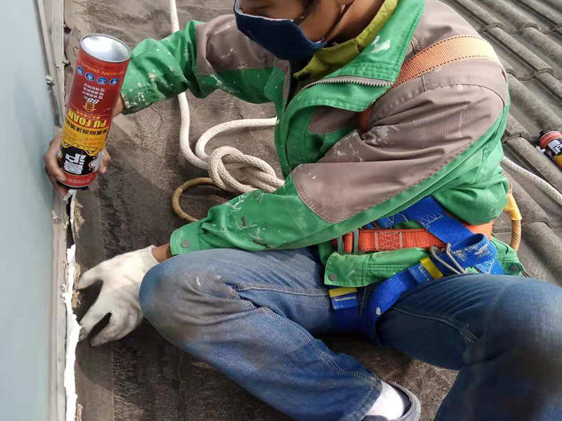 陽臺空鼓裂縫：如若墻體裂縫比較大，用刀將裂縫剮開成U形狀，用石膏粉對其進行填充（注意要比墻面稍低），再貼上玻璃布并用砂紙打磨光滑平整，最后對整體墻面刷上油漆。將水泥墻面去除，安裝一層石膏板，再做上乳膠漆。該方法能夠去除各種不規(guī)則裂縫，但是施工難度大，操作時間長！鏟掉開裂的漆膜部分并用彈性鑷子填平，刷上彈性墻面漆，注意遇到吸水性過強的基層要刷底漆。