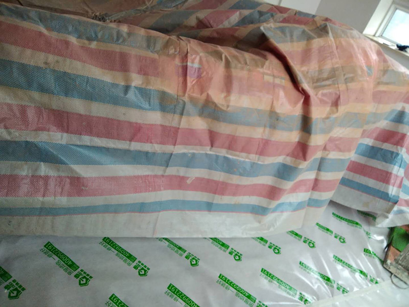 刷漆成品保護(hù)：在進(jìn)行墻面漆涂刷之前，需要先對施工區(qū)域進(jìn)行清理，如果家具、電器等物件最好搬移到別的地方。如果搬移不了的話，需要進(jìn)行成品保護(hù)，因?yàn)樵谑┕み^程中，難免會出現(xiàn)油漆掉落現(xiàn)象，這樣很容易造成污染，影響使用的美觀性。還需要進(jìn)行墻面的全面檢查，看看基層是否牢固平整。如果是舊墻出現(xiàn)漆膜脫落、開裂，需要先進(jìn)行鏟墻皮或者使用石膏來進(jìn)行裂縫的修補(bǔ)處理。做到墻面無灰塵、雜物，平整，再使用界面劑進(jìn)行墻面的涂刷，施工應(yīng)細(xì)致均勻。
