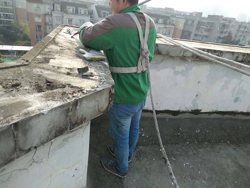 樓頂陽臺刷防水：開放式的陽臺在暴雨來臨時容易進水，為了防止雨水進入室內(nèi)，因此我們在陽臺裝修時，需要有一定坡度，保證水能順利流向排水孔，不會進入房間。在暴雨天氣下，如果雨量大于地漏的排水能力時，就會在陽臺地面出現(xiàn)大量積水，容易導(dǎo)致積水進入室內(nèi)，因此我們在選購陽臺地漏的時，最好選擇排水量大且順暢的地漏。通常陽臺的防水層都在外層，需要受到陽光暴曬、雨水侵蝕、嚴寒酷暑等自然天氣的考驗，如果沒有出色的性能和良好的保護措施，他的使用年限會大大縮短。因此，我們在選購防水材料時，需要選擇強度高、耐老化的防水涂料。