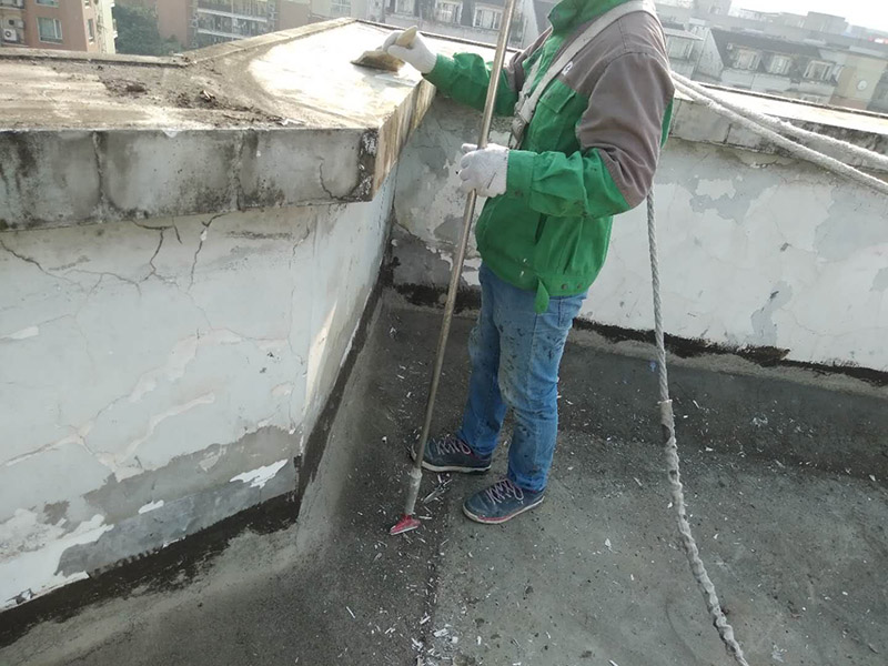 樓頂陽臺刷防水：開放式的陽臺在暴雨來臨時容易進水，為了防止雨水進入室內(nèi)，因此我們在陽臺裝修時，需要有一定坡度，保證水能順利流向排水孔，不會進入房間。在暴雨天氣下，如果雨量大于地漏的排水能力時，就會在陽臺地面出現(xiàn)大量積水，容易導(dǎo)致積水進入室內(nèi)，因此我們在選購陽臺地漏的時，最好選擇排水量大且順暢的地漏。通常陽臺的防水層都在外層，需要受到陽光暴曬、雨水侵蝕、嚴寒酷暑等自然天氣的考驗，如果沒有出色的性能和良好的保護措施，他的使用年限會大大縮短。因此，我們在選購防水材料時，需要選擇強度高、耐老化的防水涂料。