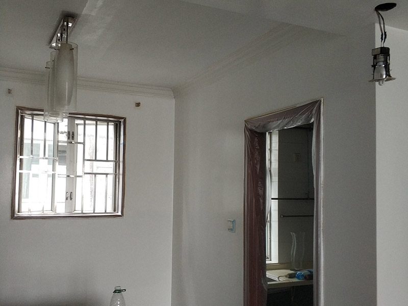 墻面翻新，地面保護：為了避免施工中磕碰到業(yè)主的家俱等物件，特地將這些物件搬到房屋中間。很快房間內可以搬動的物件，就都搬到了房屋的中間位置。為了避免涂料意外滴上，包上了保護膜。在鏟除舊墻面時還會留心用小托盤接住，以免弄臟業(yè)主家的地面。將踢腳線等與墻面接觸的位置及地面做好遮蔽，以免將涂料碰到木器上。 墻面應先除掉浮灰，鏟除起砂翹皮的位置;對油污的位置，應先將原有涂層鏟掉，不能鏟掉的要徹底清洗干凈。選用顆粒細度較大和質地較硬的膩子刮凃，底漆必須要刷勻，保證墻面每個地方都刷到，如果墻面吃漆量較多，底漆最好適當的加一點水，以保證可以涂刷均勻。這里上漆的量就是通常上的上漆工作了，不能加過量的水，會對漆膜厚度、手感和漆膜的硬度等產生影響。