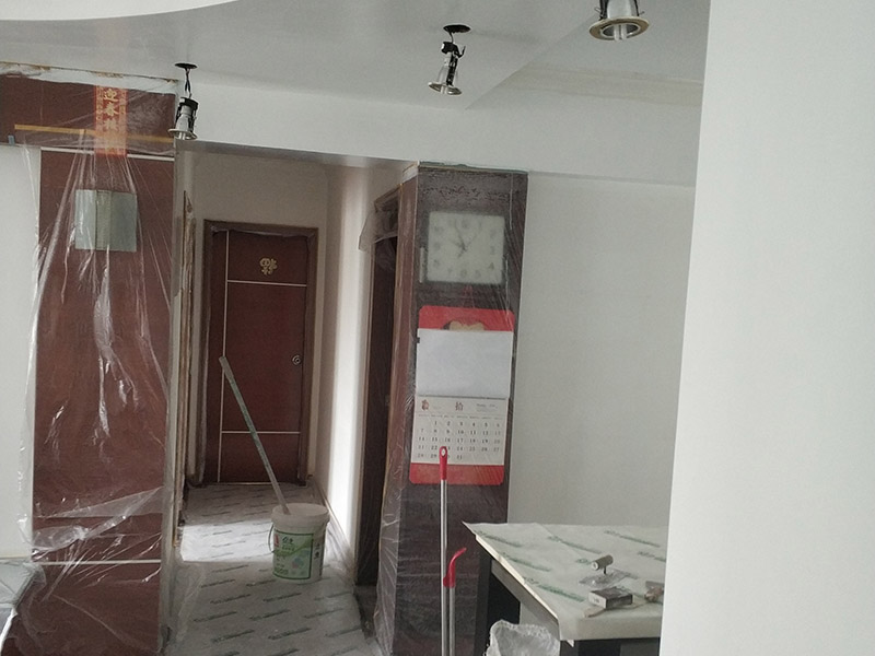 墻面翻新，地面保護：為了避免施工中磕碰到業(yè)主的家俱等物件，特地將這些物件搬到房屋中間。很快房間內可以搬動的物件，就都搬到了房屋的中間位置。為了避免涂料意外滴上，包上了保護膜。在鏟除舊墻面時還會留心用小托盤接住，以免弄臟業(yè)主家的地面。將踢腳線等與墻面接觸的位置及地面做好遮蔽，以免將涂料碰到木器上。 墻面應先除掉浮灰，鏟除起砂翹皮的位置;對油污的位置，應先將原有涂層鏟掉，不能鏟掉的要徹底清洗干凈。選用顆粒細度較大和質地較硬的膩子刮凃，底漆必須要刷勻，保證墻面每個地方都刷到，如果墻面吃漆量較多，底漆最好適當的加一點水，以保證可以涂刷均勻。這里上漆的量就是通常上的上漆工作了，不能加過量的水，會對漆膜厚度、手感和漆膜的硬度等產生影響。