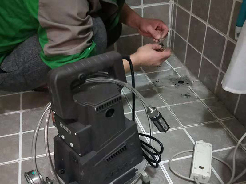 衛(wèi)生間地面注漿防水：注漿堵漏注漿堵漏之清理:詳細(xì)檢查、分析滲漏情況，確定灌漿孔位置及間距。清理干凈需要施工的區(qū)域，鑿除砼表面析出物，確保表面干凈。 注漿堵漏之鉆孔:使用鉆孔工具沿孔洞四周鉆泄壓孔，鉆頭直徑為14mm,鉆孔角度宜≦45°，鉆孔深度≦結(jié)構(gòu)厚度的2/3，鉆孔必須斜穿過主漏水孔。墻面慢滲則分別在滲水面鉆梅花孔。用清洗機(jī)沖洗灌漿孔，直至灌漿孔出水清澈則可進(jìn)行下一步工作。 注漿堵漏之埋嘴:觀察主漏水孔的壓力，水流不急壓力不大時可用快干堵漏劑埋注灌漿止水針頭。當(dāng)結(jié)構(gòu)達(dá)到一定的強(qiáng)度沒有滲漏時，其它泄水孔分別安裝膨脹止水針頭，用專用內(nèi)六角扳手?jǐn)Q緊，使灌漿嘴周圍與鉆孔之間無空隙，不漏水。單孔逐一連續(xù)進(jìn)行。當(dāng)相鄰孔開始出漿后，保持壓力3~5分鐘，即可停止本孔灌漿，改注相鄰灌漿孔。 待所有的孔都灌完后，回到先前靠前個灌漿孔，再次灌漿以保證壓力較大化。