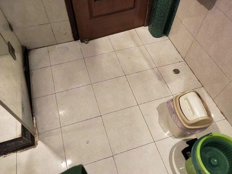 衛(wèi)生間地面注漿防水：注漿堵漏注漿堵漏之清理:詳細(xì)檢查、分析滲漏情況，確定灌漿孔位置及間距。清理干凈需要施工的區(qū)域，鑿除砼表面析出物，確保表面干凈。 注漿堵漏之鉆孔:使用鉆孔工具沿孔洞四周鉆泄壓孔，鉆頭直徑為14mm,鉆孔角度宜≦45°，鉆孔深度≦結(jié)構(gòu)厚度的2/3，鉆孔必須斜穿過主漏水孔。墻面慢滲則分別在滲水面鉆梅花孔。用清洗機(jī)沖洗灌漿孔，直至灌漿孔出水清澈則可進(jìn)行下一步工作。 注漿堵漏之埋嘴:觀察主漏水孔的壓力，水流不急壓力不大時可用快干堵漏劑埋注灌漿止水針頭。當(dāng)結(jié)構(gòu)達(dá)到一定的強(qiáng)度沒有滲漏時，其它泄水孔分別安裝膨脹止水針頭，用專用內(nèi)六角扳手?jǐn)Q緊，使灌漿嘴周圍與鉆孔之間無空隙，不漏水。單孔逐一連續(xù)進(jìn)行。當(dāng)相鄰孔開始出漿后，保持壓力3~5分鐘，即可停止本孔灌漿，改注相鄰灌漿孔。 待所有的孔都灌完后，回到先前靠前個灌漿孔，再次灌漿以保證壓力較大化。