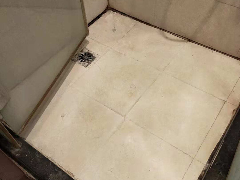 衛(wèi)生間地面注漿防水：注漿堵漏注漿堵漏之清理:詳細(xì)檢查、分析滲漏情況，確定灌漿孔位置及間距。清理干凈需要施工的區(qū)域，鑿除砼表面析出物，確保表面干凈。 注漿堵漏之鉆孔:使用鉆孔工具沿孔洞四周鉆泄壓孔，鉆頭直徑為14mm,鉆孔角度宜≦45°，鉆孔深度≦結(jié)構(gòu)厚度的2/3，鉆孔必須斜穿過主漏水孔。墻面慢滲則分別在滲水面鉆梅花孔。用清洗機(jī)沖洗灌漿孔，直至灌漿孔出水清澈則可進(jìn)行下一步工作。 注漿堵漏之埋嘴:觀察主漏水孔的壓力，水流不急壓力不大時可用快干堵漏劑埋注灌漿止水針頭。當(dāng)結(jié)構(gòu)達(dá)到一定的強(qiáng)度沒有滲漏時，其它泄水孔分別安裝膨脹止水針頭，用專用內(nèi)六角扳手?jǐn)Q緊，使灌漿嘴周圍與鉆孔之間無空隙，不漏水。單孔逐一連續(xù)進(jìn)行。當(dāng)相鄰孔開始出漿后，保持壓力3~5分鐘，即可停止本孔灌漿，改注相鄰灌漿孔。 待所有的孔都灌完后，回到先前靠前個灌漿孔，再次灌漿以保證壓力較大化。