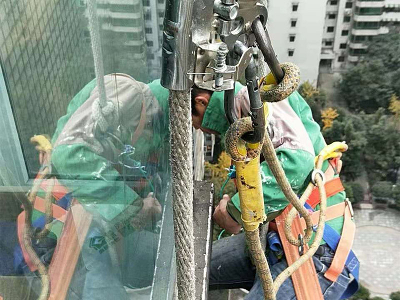 高空外墻施工：1、目前外墻粉刷主要有兩種方式：吊板方式和吊籃方式。 2、吊板方式是用吊繩、吊板將人吊到工作位置進(jìn)行清洗。一般的大樓都可以用這種方式進(jìn)行清洗，但是這種方式的操作必須使安全措施到位，否則危險(xiǎn)性很大，造成傷亡事故的都是因安全措施不到位造成的。 3、墻面破損、裂縫、不平整等部位在底涂前用外墻耐水膩?zhàn)有扪a(bǔ)平整。每次批刮膩?zhàn)拥暮穸瓤刂圃?mm之內(nèi)，批刮膩?zhàn)拥目偤穸炔怀^(guò)5mm。膩?zhàn)討?yīng)堅(jiān)實(shí)牢固，不得粉化、起皮或干裂。 4、干后，要用砂紙打磨平整，再用濕布將膩?zhàn)由系母』夷ㄈ?，并盡快涂漆，以免再次落灰。