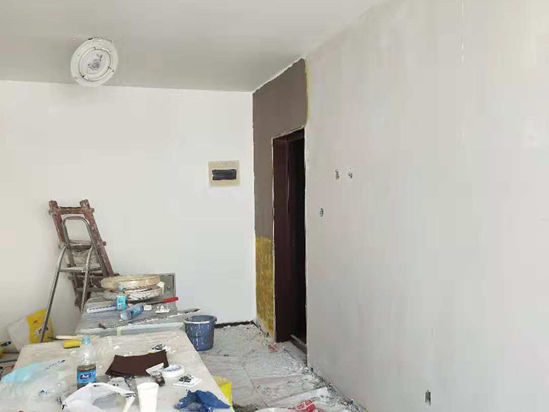 客廳墻面改造：在施工之前，首先要對墻面進行清理，確?；鶎拥钠秸饣⒒鶎颖砻孢M行完全清除，做到墻面無灰塵，再進行界面劑的施工，涂刷厚度應(yīng)均勻，這樣做的目的是將基層完全密閉住，同時增加著附力。然后對墻面進行找平處理，可以通過專門檢測工具來進行平整度的確定，如果存在不平的地方，應(yīng)使用石膏來進行補平。然后在進行刮膩子的施工步驟，一般刮完兩遍即可，如果不太平整的區(qū)域需要多刮幾次，每次膩子施工，應(yīng)進行充分的間隔。當(dāng)膩子刮好后，接著就需要進行油漆的施工，最先上底漆，目的主要是提高墻面的防水防潮性，還增加面漆的粘結(jié)效果。等墻面完全干透后，還需進行打磨的處理，使用細(xì)砂紙將墻面一一打磨，這樣會讓墻面看起來更平滑。在施工中，可以用手觸摸，感受下墻面的光滑感。