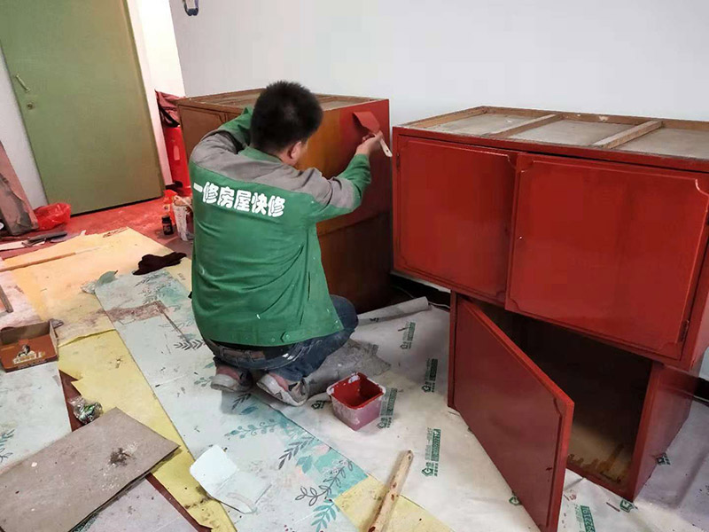家具刷漆翻新：舊家具刷漆的方法比較簡(jiǎn)單，但是在刷漆之前要對(duì)原來(lái)的表面進(jìn)行打磨，將原有的漆面去掉，可以用砂布進(jìn)行。翻新舊家具有很多需要注意的問(wèn)題，首先是顏色的選擇，最好選擇和舊家具原有的顏色一致或者相近的顏色，不然翻新的效果可能不是很好。油漆的選擇也比較重要，因?yàn)榧揖叻乱话愣际窃谑覂?nèi)進(jìn)行，所以一定要選擇環(huán)保的油漆，以免對(duì)室內(nèi)的環(huán)境造成污染。