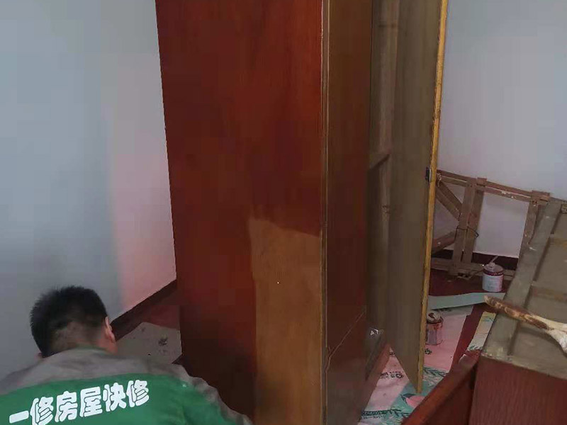 家具刷漆翻新：舊家具刷漆的方法比較簡(jiǎn)單，但是在刷漆之前要對(duì)原來(lái)的表面進(jìn)行打磨，將原有的漆面去掉，可以用砂布進(jìn)行。翻新舊家具有很多需要注意的問(wèn)題，首先是顏色的選擇，最好選擇和舊家具原有的顏色一致或者相近的顏色，不然翻新的效果可能不是很好。油漆的選擇也比較重要，因?yàn)榧揖叻乱话愣际窃谑覂?nèi)進(jìn)行，所以一定要選擇環(huán)保的油漆，以免對(duì)室內(nèi)的環(huán)境造成污染。
