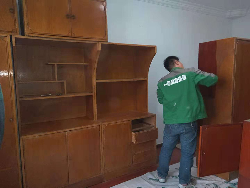 家具刷漆翻新：舊家具刷漆的方法比較簡(jiǎn)單，但是在刷漆之前要對(duì)原來(lái)的表面進(jìn)行打磨，將原有的漆面去掉，可以用砂布進(jìn)行。翻新舊家具有很多需要注意的問(wèn)題，首先是顏色的選擇，最好選擇和舊家具原有的顏色一致或者相近的顏色，不然翻新的效果可能不是很好。油漆的選擇也比較重要，因?yàn)榧揖叻乱话愣际窃谑覂?nèi)進(jìn)行，所以一定要選擇環(huán)保的油漆，以免對(duì)室內(nèi)的環(huán)境造成污染。