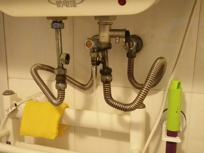 浴室插座熱水器維修：首先，我們要先看看漏電保護(hù)器上的指示燈是否亮著，這是電熱水器維修中的第一步。如果家里的電熱水器沒(méi)有安裝漏電保護(hù)開(kāi)關(guān)，就要注意查看熱水器機(jī)殼上的指示燈，如果燈沒(méi)亮，可能就是電源的電壓沒(méi)有輸出，或者是漏電保護(hù)器壞了。如果燈是亮著的，可以用螺絲釘打開(kāi)熱水器的蓋子，檢查內(nèi)部結(jié)構(gòu)是否出現(xiàn)故障。熱水器作為用電功率比較大的電器，有時(shí)候連接電線會(huì)比較容易老化或者是戎毀，當(dāng)確定上面的維修步驟中都沒(méi)發(fā)現(xiàn)任何問(wèn)題時(shí)，就要注意檢查是不是連接線端子和接頭有沒(méi)有被燒毀，發(fā)現(xiàn)之后要立即更換新的連接線，確保電熱水器正常工作。
