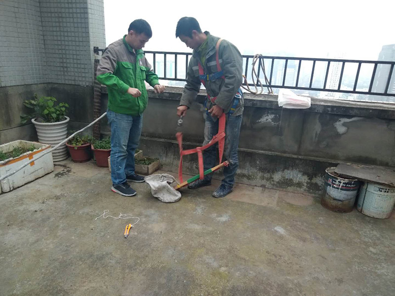 窗戶打膠高空作業(yè)： 1、從事高處作業(yè)的人員必須持證上崗，并認(rèn)真遵守安全施工規(guī)定，衣著要靈活，禁止穿硬底和帶釘易滑的鞋。 2、從事高處作業(yè)人員應(yīng)每年進(jìn)行一次體檢，患有心臟病、高血壓、精神病、癲癇病者不準(zhǔn)從事高空作業(yè)。 3、高處作業(yè)要設(shè)防護(hù)欄桿，支持安全網(wǎng)和安裝防護(hù)門，操作人員要系安全帶。 4、高處作業(yè)物料要堆放平穩(wěn)，不可放置在臨邊和洞口附進(jìn)、凡有墜落可能的，要及時(shí)撤出或固定以防跌落傷人。 5、發(fā)現(xiàn)安全設(shè)施有缺陷或隱患，應(yīng)及時(shí)報(bào)告處理，對(duì)危及人身安全的，必須停止施工，消險(xiǎn)后再進(jìn)行高處作業(yè)。 6、任何人不允許移動(dòng)和擅自拆除安全標(biāo)志，確實(shí)因工作需要須經(jīng)工長(zhǎng)批準(zhǔn)后移動(dòng)和拆除，之后重新安裝好。 7、冬季施工要采取可靠的防滑、防寒、防凍、防是毒、防火安全措施。 8、高呼上作業(yè)安全設(shè)施要經(jīng)常檢查，處于良好狀態(tài)。 梯子不得缺檔，不得墊高使用，橫檔間距以30mm為宜，使用時(shí)上端要扎牢，下端采取防滑措施，禁止二人同在梯上作業(yè)，如接長(zhǎng)使用，應(yīng)綁扎牢固。在通道處使用梯子，應(yīng)有人監(jiān)護(hù)或設(shè)置圍欄。 9、在進(jìn)行高處作業(yè)時(shí)，應(yīng)結(jié)合工程特點(diǎn)，相應(yīng)地制定各種安全防護(hù)技術(shù)措施。 10、每個(gè)工程項(xiàng)目在編制施工組織設(shè)計(jì)和施工方案時(shí)，要列入該項(xiàng)目所涉及到高處作業(yè)的各項(xiàng)安全技術(shù)措施，并盡量采取地面作業(yè)，減少各種高處作業(yè)。等等