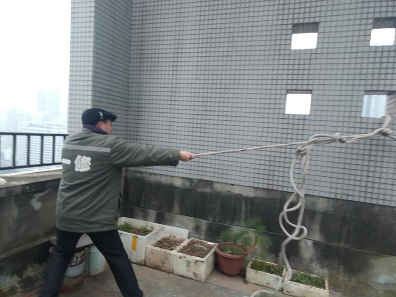 窗戶打膠高空作業(yè)： 1、從事高處作業(yè)的人員必須持證上崗，并認(rèn)真遵守安全施工規(guī)定，衣著要靈活，禁止穿硬底和帶釘易滑的鞋。 2、從事高處作業(yè)人員應(yīng)每年進(jìn)行一次體檢，患有心臟病、高血壓、精神病、癲癇病者不準(zhǔn)從事高空作業(yè)。 3、高處作業(yè)要設(shè)防護(hù)欄桿，支持安全網(wǎng)和安裝防護(hù)門，操作人員要系安全帶。 4、高處作業(yè)物料要堆放平穩(wěn)，不可放置在臨邊和洞口附進(jìn)、凡有墜落可能的，要及時(shí)撤出或固定以防跌落傷人。 5、發(fā)現(xiàn)安全設(shè)施有缺陷或隱患，應(yīng)及時(shí)報(bào)告處理，對(duì)危及人身安全的，必須停止施工，消險(xiǎn)后再進(jìn)行高處作業(yè)。 6、任何人不允許移動(dòng)和擅自拆除安全標(biāo)志，確實(shí)因工作需要須經(jīng)工長(zhǎng)批準(zhǔn)后移動(dòng)和拆除，之后重新安裝好。 7、冬季施工要采取可靠的防滑、防寒、防凍、防是毒、防火安全措施。 8、高呼上作業(yè)安全設(shè)施要經(jīng)常檢查，處于良好狀態(tài)。 梯子不得缺檔，不得墊高使用，橫檔間距以30mm為宜，使用時(shí)上端要扎牢，下端采取防滑措施，禁止二人同在梯上作業(yè)，如接長(zhǎng)使用，應(yīng)綁扎牢固。在通道處使用梯子，應(yīng)有人監(jiān)護(hù)或設(shè)置圍欄。 9、在進(jìn)行高處作業(yè)時(shí)，應(yīng)結(jié)合工程特點(diǎn)，相應(yīng)地制定各種安全防護(hù)技術(shù)措施。 10、每個(gè)工程項(xiàng)目在編制施工組織設(shè)計(jì)和施工方案時(shí)，要列入該項(xiàng)目所涉及到高處作業(yè)的各項(xiàng)安全技術(shù)措施，并盡量采取地面作業(yè)，減少各種高處作業(yè)。等等