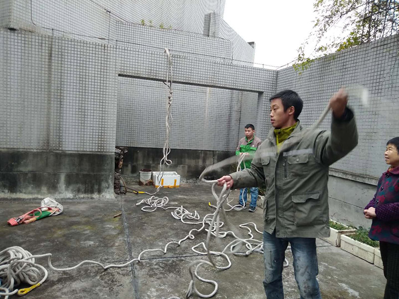 窗戶打膠高空作業(yè)： 1、從事高處作業(yè)的人員必須持證上崗，并認(rèn)真遵守安全施工規(guī)定，衣著要靈活，禁止穿硬底和帶釘易滑的鞋。 2、從事高處作業(yè)人員應(yīng)每年進(jìn)行一次體檢，患有心臟病、高血壓、精神病、癲癇病者不準(zhǔn)從事高空作業(yè)。 3、高處作業(yè)要設(shè)防護(hù)欄桿，支持安全網(wǎng)和安裝防護(hù)門，操作人員要系安全帶。 4、高處作業(yè)物料要堆放平穩(wěn)，不可放置在臨邊和洞口附進(jìn)、凡有墜落可能的，要及時(shí)撤出或固定以防跌落傷人。 5、發(fā)現(xiàn)安全設(shè)施有缺陷或隱患，應(yīng)及時(shí)報(bào)告處理，對(duì)危及人身安全的，必須停止施工，消險(xiǎn)后再進(jìn)行高處作業(yè)。 6、任何人不允許移動(dòng)和擅自拆除安全標(biāo)志，確實(shí)因工作需要須經(jīng)工長(zhǎng)批準(zhǔn)后移動(dòng)和拆除，之后重新安裝好。 7、冬季施工要采取可靠的防滑、防寒、防凍、防是毒、防火安全措施。 8、高呼上作業(yè)安全設(shè)施要經(jīng)常檢查，處于良好狀態(tài)。 梯子不得缺檔，不得墊高使用，橫檔間距以30mm為宜，使用時(shí)上端要扎牢，下端采取防滑措施，禁止二人同在梯上作業(yè)，如接長(zhǎng)使用，應(yīng)綁扎牢固。在通道處使用梯子，應(yīng)有人監(jiān)護(hù)或設(shè)置圍欄。 9、在進(jìn)行高處作業(yè)時(shí)，應(yīng)結(jié)合工程特點(diǎn)，相應(yīng)地制定各種安全防護(hù)技術(shù)措施。 10、每個(gè)工程項(xiàng)目在編制施工組織設(shè)計(jì)和施工方案時(shí)，要列入該項(xiàng)目所涉及到高處作業(yè)的各項(xiàng)安全技術(shù)措施，并盡量采取地面作業(yè)，減少各種高處作業(yè)。等等