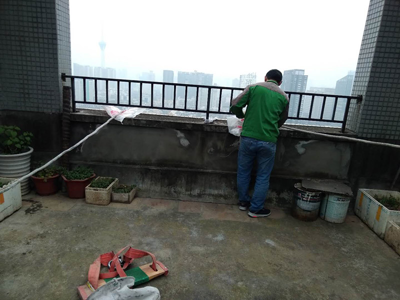 窗戶打膠高空作業(yè)： 1、從事高處作業(yè)的人員必須持證上崗，并認(rèn)真遵守安全施工規(guī)定，衣著要靈活，禁止穿硬底和帶釘易滑的鞋。 2、從事高處作業(yè)人員應(yīng)每年進(jìn)行一次體檢，患有心臟病、高血壓、精神病、癲癇病者不準(zhǔn)從事高空作業(yè)。 3、高處作業(yè)要設(shè)防護(hù)欄桿，支持安全網(wǎng)和安裝防護(hù)門，操作人員要系安全帶。 4、高處作業(yè)物料要堆放平穩(wěn)，不可放置在臨邊和洞口附進(jìn)、凡有墜落可能的，要及時(shí)撤出或固定以防跌落傷人。 5、發(fā)現(xiàn)安全設(shè)施有缺陷或隱患，應(yīng)及時(shí)報(bào)告處理，對(duì)危及人身安全的，必須停止施工，消險(xiǎn)后再進(jìn)行高處作業(yè)。 6、任何人不允許移動(dòng)和擅自拆除安全標(biāo)志，確實(shí)因工作需要須經(jīng)工長(zhǎng)批準(zhǔn)后移動(dòng)和拆除，之后重新安裝好。 7、冬季施工要采取可靠的防滑、防寒、防凍、防是毒、防火安全措施。 8、高呼上作業(yè)安全設(shè)施要經(jīng)常檢查，處于良好狀態(tài)。 梯子不得缺檔，不得墊高使用，橫檔間距以30mm為宜，使用時(shí)上端要扎牢，下端采取防滑措施，禁止二人同在梯上作業(yè)，如接長(zhǎng)使用，應(yīng)綁扎牢固。在通道處使用梯子，應(yīng)有人監(jiān)護(hù)或設(shè)置圍欄。 9、在進(jìn)行高處作業(yè)時(shí)，應(yīng)結(jié)合工程特點(diǎn)，相應(yīng)地制定各種安全防護(hù)技術(shù)措施。 10、每個(gè)工程項(xiàng)目在編制施工組織設(shè)計(jì)和施工方案時(shí)，要列入該項(xiàng)目所涉及到高處作業(yè)的各項(xiàng)安全技術(shù)措施，并盡量采取地面作業(yè)，減少各種高處作業(yè)。等等
