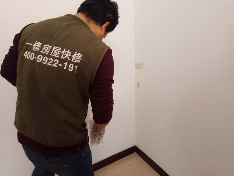 局部乳膠漆修補(bǔ)：內(nèi)墻粉刷：檢查、成品保護(hù)、封固層施工、厚找平施工、精找平施工、底漆施工、面漆施工、完工檢查。 毛胚墻基層必須平整，陰陽角、墻面要進(jìn)行檢查，第一遍膩子干透才能施工，要選擇袋裝粉狀加水使用的成品膩子。 乳膠漆施工：輥涂難度低、性價比高。噴涂效果好、廢料、成本高、不宜修補(bǔ)；刷涂省料、費(fèi)時、不宜大面積施工。