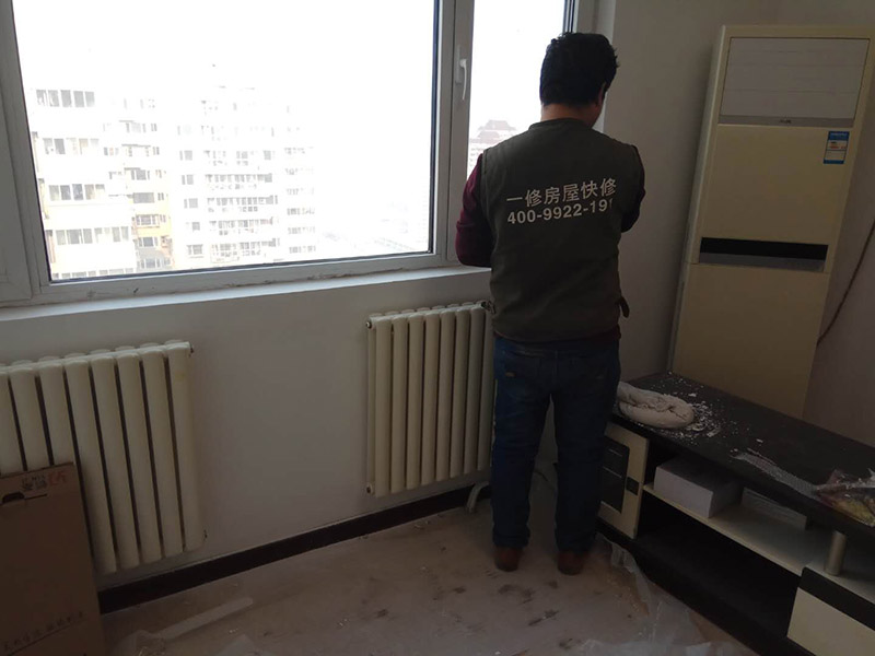 局部乳膠漆修補(bǔ)：內(nèi)墻粉刷：檢查、成品保護(hù)、封固層施工、厚找平施工、精找平施工、底漆施工、面漆施工、完工檢查。 毛胚墻基層必須平整，陰陽角、墻面要進(jìn)行檢查，第一遍膩子干透才能施工，要選擇袋裝粉狀加水使用的成品膩子。 乳膠漆施工：輥涂難度低、性價比高。噴涂效果好、廢料、成本高、不宜修補(bǔ)；刷涂省料、費(fèi)時、不宜大面積施工。