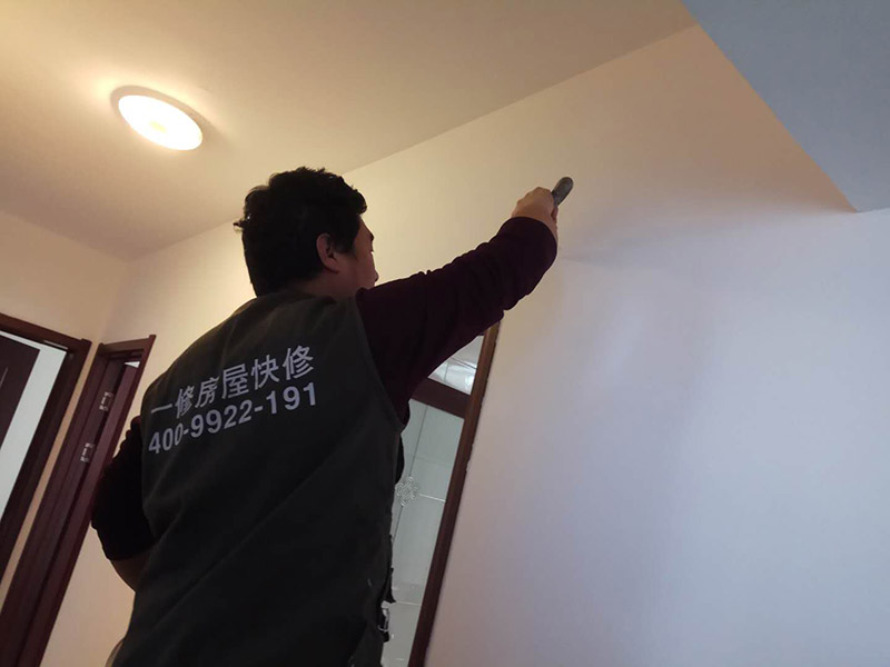 局部乳膠漆修補(bǔ)：內(nèi)墻粉刷：檢查、成品保護(hù)、封固層施工、厚找平施工、精找平施工、底漆施工、面漆施工、完工檢查。 毛胚墻基層必須平整，陰陽角、墻面要進(jìn)行檢查，第一遍膩子干透才能施工，要選擇袋裝粉狀加水使用的成品膩子。 乳膠漆施工：輥涂難度低、性價比高。噴涂效果好、廢料、成本高、不宜修補(bǔ)；刷涂省料、費(fèi)時、不宜大面積施工。