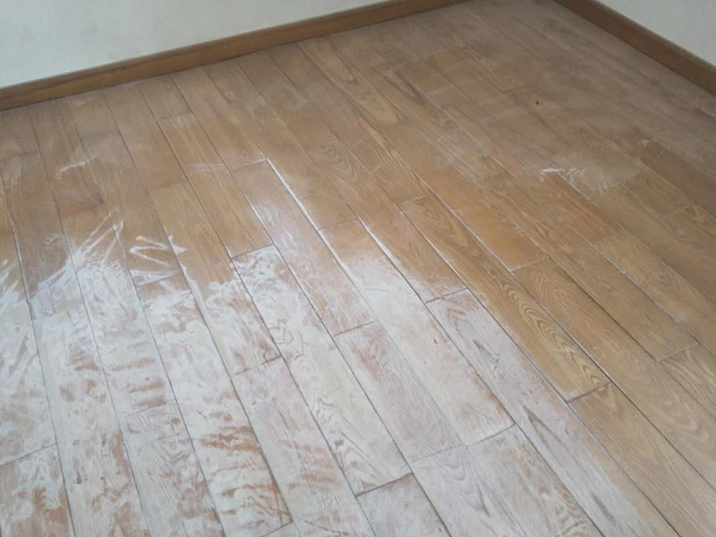 木地板打磨：地板翻新第一步，使用大型地板翻新機械數(shù)次打磨除去漆層、表層1-2毫米。注意用40目、80目和120目不同粗細(xì)的砂紙逐次打磨三次，目數(shù)越大，砂紙顆粒越小，打磨留下的劃痕越不明顯，確保打磨后的表面細(xì)膩光滑。地板打磨完后需再刮膩子找平地板，使用與地板漆配套的專用透明底漆膩子，刮在打磨好的地板上待干。刮膩子之后再對地板進(jìn)行刷底漆或調(diào)色處理。由于實木表層的紋理都是天然的，無法改變花色，只能調(diào)節(jié)地板顏色的深淺。底漆干了之后再刷面漆，再次干燥之后再用水砂紙仔細(xì)研磨，將地板面層磨至略感粗糙，除去粉屑，刷第二層面漆。最后上蠟拋光養(yǎng)護(hù)