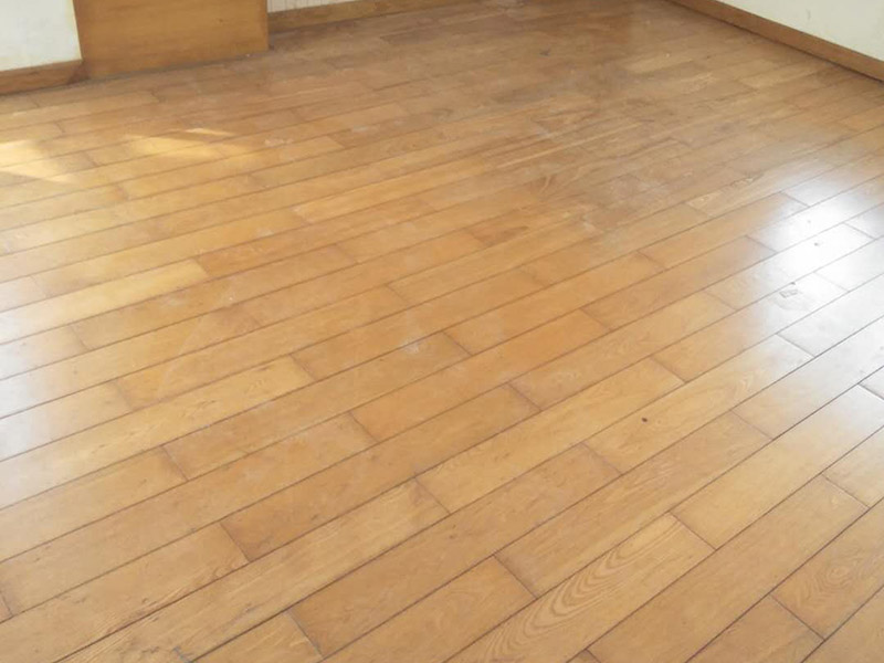 木地板打磨：地板翻新第一步，使用大型地板翻新機械數(shù)次打磨除去漆層、表層1-2毫米。注意用40目、80目和120目不同粗細(xì)的砂紙逐次打磨三次，目數(shù)越大，砂紙顆粒越小，打磨留下的劃痕越不明顯，確保打磨后的表面細(xì)膩光滑。地板打磨完后需再刮膩子找平地板，使用與地板漆配套的專用透明底漆膩子，刮在打磨好的地板上待干。刮膩子之后再對地板進(jìn)行刷底漆或調(diào)色處理。由于實木表層的紋理都是天然的，無法改變花色，只能調(diào)節(jié)地板顏色的深淺。底漆干了之后再刷面漆，再次干燥之后再用水砂紙仔細(xì)研磨，將地板面層磨至略感粗糙，除去粉屑，刷第二層面漆。最后上蠟拋光養(yǎng)護(hù)