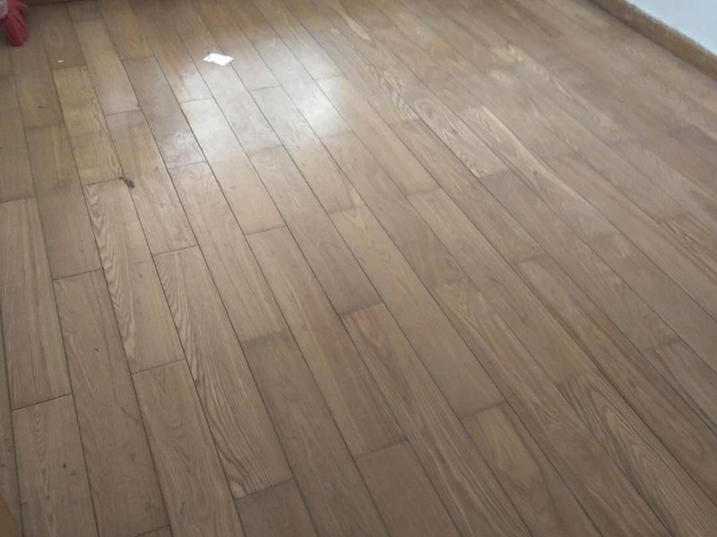 木地板打磨：地板翻新第一步，使用大型地板翻新機械數(shù)次打磨除去漆層、表層1-2毫米。注意用40目、80目和120目不同粗細(xì)的砂紙逐次打磨三次，目數(shù)越大，砂紙顆粒越小，打磨留下的劃痕越不明顯，確保打磨后的表面細(xì)膩光滑。地板打磨完后需再刮膩子找平地板，使用與地板漆配套的專用透明底漆膩子，刮在打磨好的地板上待干。刮膩子之后再對地板進(jìn)行刷底漆或調(diào)色處理。由于實木表層的紋理都是天然的，無法改變花色，只能調(diào)節(jié)地板顏色的深淺。底漆干了之后再刷面漆，再次干燥之后再用水砂紙仔細(xì)研磨，將地板面層磨至略感粗糙，除去粉屑，刷第二層面漆。最后上蠟拋光養(yǎng)護(hù)