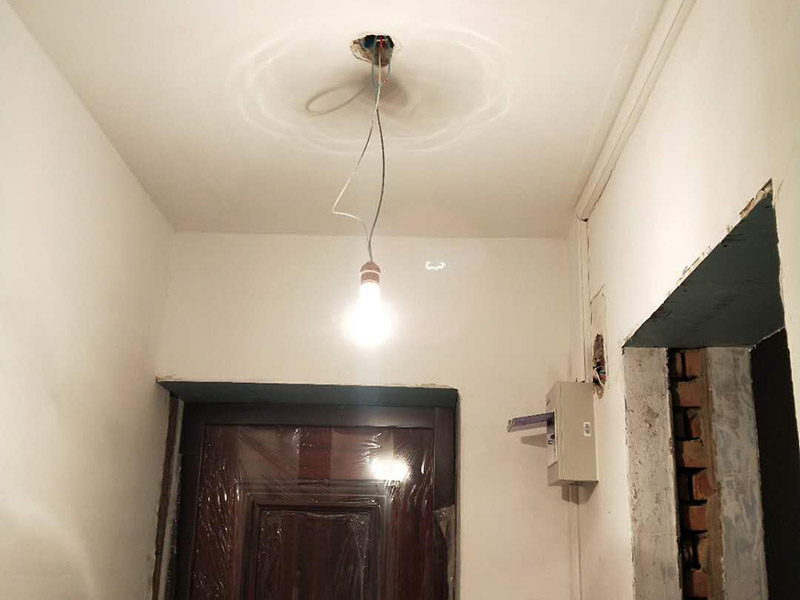 水電板材安裝：第一、房屋水電設(shè)計 首先要根據(jù)裝設(shè)計圖紙對房屋進(jìn)行部分的水電設(shè)計，如對某些墻體的砸除，對某些部位的修改。 第二、管道開槽 管道開槽包括兩部分，一是水管管道開槽，二是電信線路開槽。業(yè)主最好能在施工時親自來看其施工質(zhì)量，一般開槽前必須彈好水平與垂直線，按照線進(jìn)行施工，在施工時一定要看是否按照水電圖開槽的，如有改動，一定要注明。 第三、水管道安裝 水管用材一般是PPR管、鋁塑管，其中尤以PPR管居多，在這一塊，主要是注意水龍頭的放置，這一塊戶主一定要親自去督促和觀察，這樣才能保證滿足功能實(shí)用性。 第四、電線布線 現(xiàn)在市面上比較常見的電線有2.5—6平米以上銅芯線，在這里特別要注意的是， 要將強(qiáng)電與弱電，開關(guān)、空調(diào)插座與電器插座分開走線，且注意開關(guān)插座底合安裝時必須水平垂直，這樣使后面的面板安裝會更平整。這里特別要注意廚房的開關(guān)插座，因為廚房的功能性比較強(qiáng)，需根據(jù)使用功能來布置安裝。 第五、水管檢查 施工完畢后，水管檢查是必不可少的，這樣可以排除水路安全隱患問題。 通常使用的檢驗方式是試壓，就是先用賭頭將所有口賭死。用壓力表試水。打壓之后檢查所有管道所有接頭。 第六、防水 管道防水問題一定要注意，在管道安裝完成之后，可用水泥沙子混合封好所有潮濕區(qū)域的線槽，必要的要做半墻和滿墻。