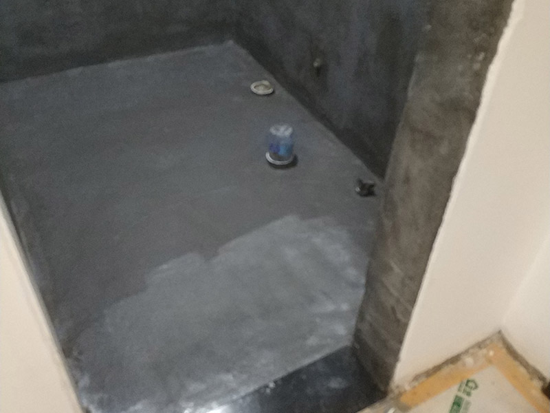 衛(wèi)生間防水裝修:1.利用水泥砂漿水泥砂漿或豆石混凝土鋪平坡度。訣竅是：地漏附近坡度大，門口附近坡度小。 2.利用管根密封膏封嚴(yán)管線，管線要穿透樓板根部。刷防水涂料時(shí)可以貼1-2層玻璃絲布加強(qiáng)防水性。 3.墻壁表面打磨成干凈平光沒有顆?；覊m，墻壁與地面的交接區(qū)域注意原角和坡角的設(shè)置。 4.聚氨酯防水涂膜由管根和墻角處開始進(jìn)行涂抹，在常溫下經(jīng)過4小時(shí)放干后，再大面積涂抹和刮刷。注意涂料總厚度大于1. 5毫米，不能有漏刮和鼓泡的不良現(xiàn)象。24小時(shí)后立面涂刷下一層，之后再以垂直的方向進(jìn)行二次涂刷。最后涂膜半固化，拋甩粗砂粒方便與水泥砂漿融合。 5.防水層的設(shè)置與具體區(qū)域有關(guān)。防水地面的防水層應(yīng)高出地面200寬，地面防水層應(yīng)超出衛(wèi)生間門口以外300寬。而又淋浴的衛(wèi)生間墻面防水層則應(yīng)設(shè)置為高出地面1800寬。 6.展開閉水實(shí)驗(yàn)的時(shí)候，先完成防水工作再利用包立管方法。之后再局部進(jìn)行防水。閉水試驗(yàn)也可為了避免破壞地面防水層而免做。