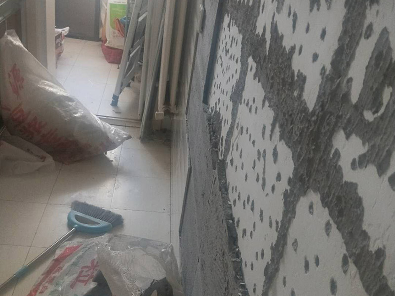 墻面拆改維修：（1）通常要鏟除舊房子的原漆面，先用水噴濕其表層，再用電刨機或泥刀鏟除其表層漆面； （2）對失修已久的舊墻面，表面已有嚴重漆面脫落，批燙層呈粉沙化的，應(yīng)鏟除漆層和整個批燙，直至見到水泥批燙或磚層； （3）而后用熟膠粉和雙飛粉調(diào)拌打底批平，接著便是涂飾乳膠漆了，面層要涂兩遍至三遍，其時間間隔以24小時為佳。 通常是對二手房墻壁面層進行處理，然后用膩子找平，打磨平整光滑，再刷乳膠漆。